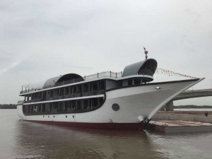 Hạ thuỷ tàu Tùng Vân 99 khách du lịch vịnh Hạ Long