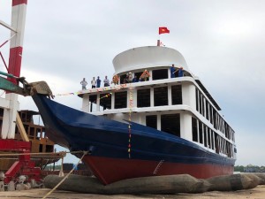Hạ thuỷ tàu 18 phòng ngủ Vịnh Hạ Long đóng mới bởi Nam Phát Ship